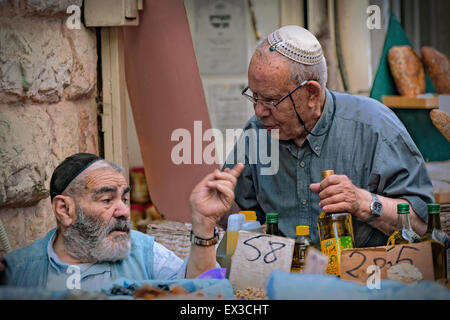 Un acquirente e venditore presso la macchina Yehuda Market in Gerusalemme, Israele Foto Stock