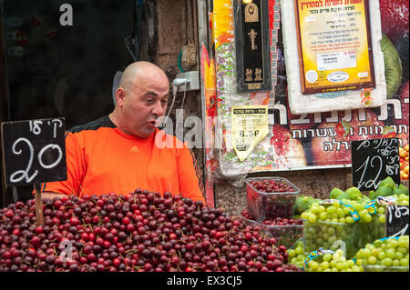 Fornitore di frutta, Machane Yehuda Market, Gerusalemme, Israele Foto Stock