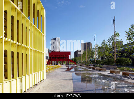 Vista guardando indietro verso il 'Big Red ' pavilion attraverso Piazza Cubitt nella luce del mattino. Padiglione di colore giallo, Londra, unità Foto Stock