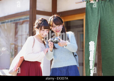 Giovani donne giapponesi godendo di viaggio a Kawagoe, Giappone Foto Stock