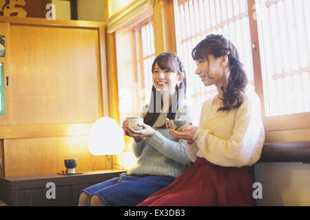 Giovani donne giapponesi godendo Maccha tè verde a Kawagoe, Giappone Foto Stock