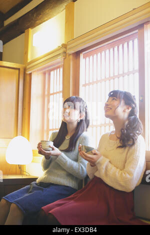 Giovani donne giapponesi godendo Maccha tè verde a Kawagoe, Giappone Foto Stock