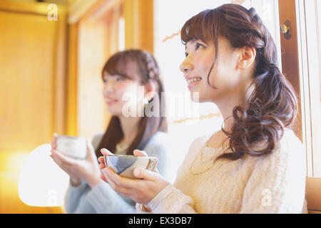 Giovani donne giapponesi godendo Maccha tè verde a Kawagoe, Giappone Foto Stock