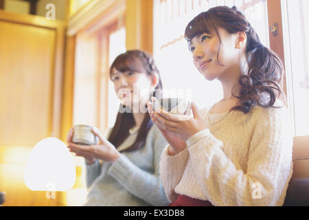 Giovani donne giapponesi godendo Maccha tè verde a Kawagoe, Giappone Foto Stock