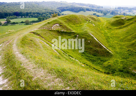 Crey Hill, Wiltshire, Inghilterra. Una collina neolitici fort sito. Vista dalla parte superiore del percorso di ridgeway in avvolgimento e intorno a un dead-end zona di uccisione Foto Stock