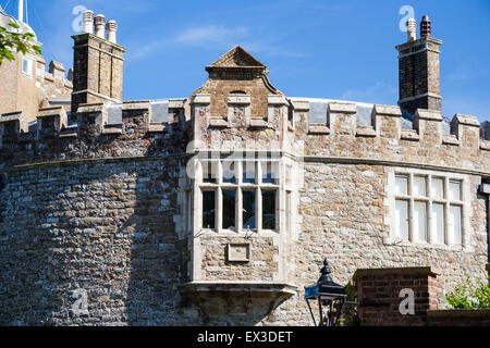 Walmer Castle, Inghilterra. Castello Tudor con la successiva finestra di Oriel in main gatehouse torre in pietra sopra l'ingresso principale, con merlature sopra. Foto Stock