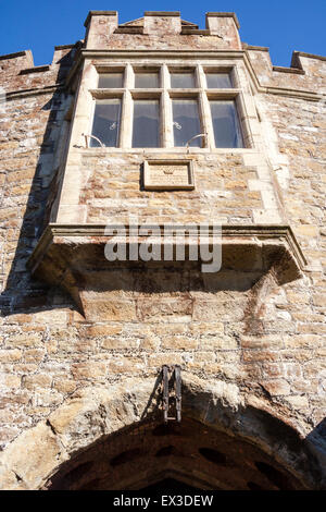 Walmer Castle, Inghilterra. Castello Tudor con la successiva finestra di Oriel in main gatehouse torre in pietra sopra l'ingresso principale, con merlature sopra. Foto Stock