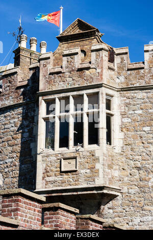 Walmer Castle, Inghilterra. Castello Tudor con la successiva finestra di Oriel in main gatehouse torre in pietra sopra l'ingresso principale, con merlature sopra. Foto Stock