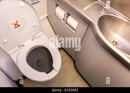 Airbus A320 piano sciacquare interno toilette Foto Stock