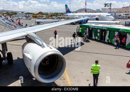Aereo aereo greco dell'Egeo Airbus A320 sulla pista all'aeroporto internazionale Nikos Kazantzakis di Heraklion, isola di Creta, motore aeroplano della Grecia Foto Stock