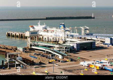 Tettuccio di panorama di dover attraversare la porta del canale nel Kent, Inghilterra. Traghetto per auto terminali con nave ormeggiata e traffico del porto. Il giorno, cielo blu. Foto Stock