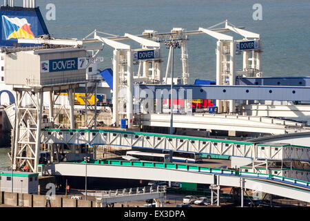 Canale trasversale porta a Dover in Inghilterra. Colpo distanti attraverso tre auto ferry terminal stazioni con P&O traghetto alla fine di uno sbarco di un carico di mezzi pesanti. Foto Stock