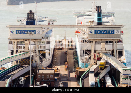 Regno Unito Dover ferry terminal porta. Due auto Cross-Channel Ferries, arrivati dalla Francia, ancorata a pilastri 2 e 3, di scarico merci HGV camion e autocarri. Foto Stock