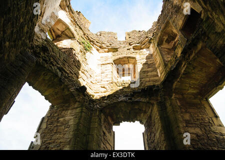 Le rovine della Farleigh Hungerford castello in Inghilterra. La South East Tower. Interior guardando dritto fino a cielo aperto che mostra esagonale storie di superiore. Foto Stock