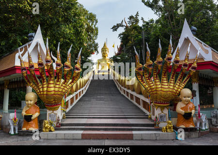 Golden statua del Buddha, sette capo-Naga, scale di Wat Phra Yai tempio, Pattaya, Chon Buri Provincia, Thailandia Foto Stock