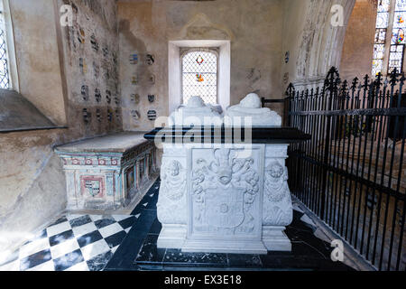 Inglese Farleigh medievale castello a Hungerford. Interno della cappella del castello, il memoriale a Sir Edward Hungerford e sua moglie Margaret Holliday. Foto Stock