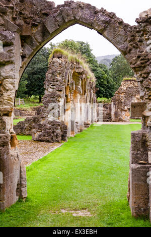 Le rovine di Hailes Abbazia in Inghilterra. Vista attraverso arch lungo resti del muro. Abbazia distrutta nel corso di Enrico VIII la riformazione. Foto Stock