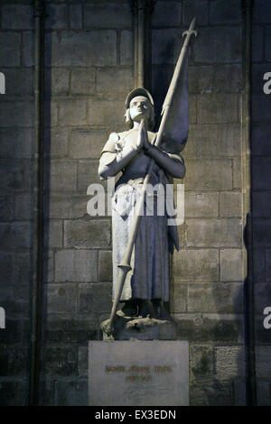 Giovanna d'Arco / Giovanna d'Arco / Statua della cameriera d'Orléans alla Notre-Dame di Parigi Francia (1412-1431) Foto Stock