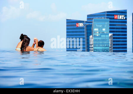 Phototaking presso il Marina Bay Sands piscina Infinity e godendo lo skyline della città Foto Stock