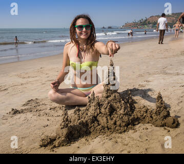 Castello di sabbia sulla spiaggia Foto Stock