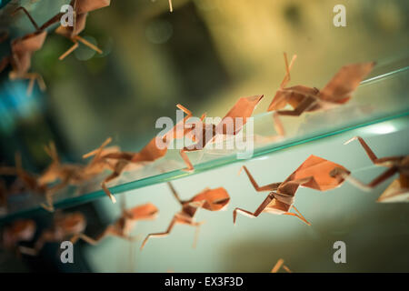 Alcuni bug di origami in una finestra in Barcellona. Foto Stock