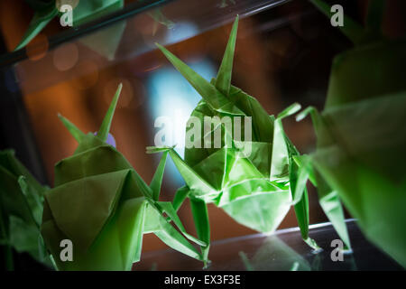 Alcuni bug di origami in una finestra in Barcellona. Foto Stock