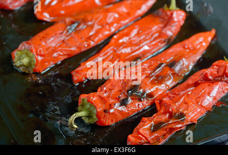 Arrosto di peperoni rossi sul vassoio in acciaio Foto Stock