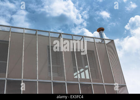 Architettura contemporanea caratterizzata da materiali arrugginiti e pannelli di acciaio. Foto Stock