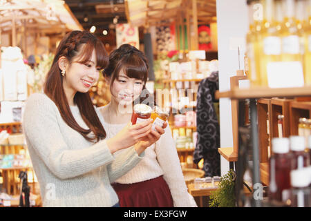 Giovani donne giapponesi godendo di shopping a Kawagoe, Giappone Foto Stock