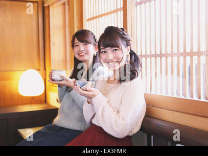 Giovani donne giapponesi godendo Maccha tè verde a Kawagoe, Giappone Foto Stock