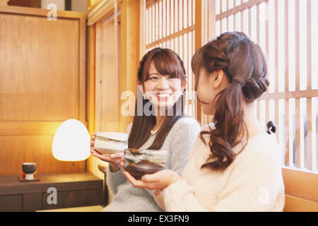 Giovani donne giapponesi godendo Maccha tè verde a Kawagoe, Giappone Foto Stock