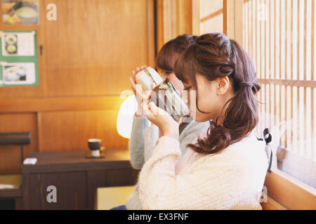 Giovani donne giapponesi godendo Maccha tè verde a Kawagoe, Giappone Foto Stock