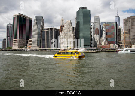 I passeggeri a bordo di una New York Water Taxi passare la skyline di Manhattan NYC USA Foto Stock