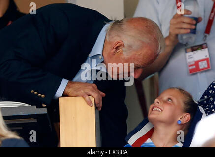 Vancouver, Canada, 05 luglio, 2015. Joe Biden (L), vice presidente degli Stati Uniti, posa per una foto con un sostenitore prima della finale di FIFA Coppa del Mondo Donne 2015 tra gli Stati Uniti e il Giappone presso lo Stadio BC Place a Vancouver in Canada il 5 luglio 2015. Gli Stati Uniti hanno rivendicato il titolo dopo aver sconfitto il Giappone con 5-2. Credito: Xinhua/Alamy Live News Foto Stock