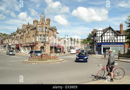 La rotatoria sulla piazza di corona in Matlock town center su una soleggiata giornata estiva, Derbyshire, Inghilterra Foto Stock