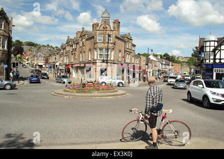 La rotatoria sulla piazza di corona in Matlock town center su una soleggiata giornata estiva, Derbyshire, Inghilterra Foto Stock