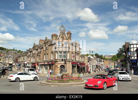 La rotatoria sulla piazza di corona in Matlock town center su una soleggiata giornata estiva, Derbyshire, Inghilterra Foto Stock