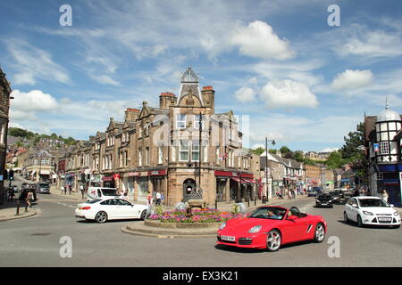 La rotatoria sulla piazza di corona in Matlock town center su una soleggiata giornata estiva, Derbyshire, Inghilterra Foto Stock