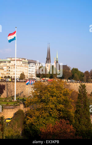 LUX, Lussemburgo, città di Lussemburgo, vista sul fiume valle Petrusse al centro della città con la cattedrale di Notre-dame, bas Foto Stock