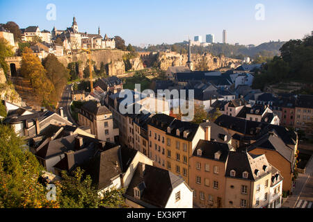 LUX, Lussemburgo, città di Lussemburgo, vista attraverso il quartiere Grund alla chiesa St. Michel, in background il distretto Kir Foto Stock