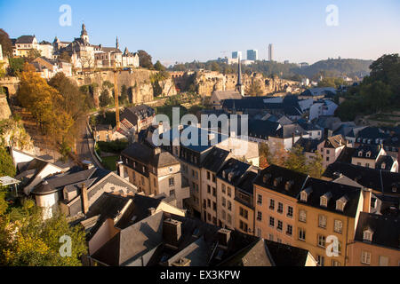 LUX, Lussemburgo, città di Lussemburgo, vista attraverso il quartiere Grund alla chiesa St. Michel, in background il distretto Kir Foto Stock