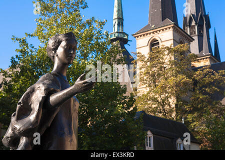 LUX, Lussemburgo, città di Lussemburgo, la Granduchessa Charlotte Monumento a la Clairefontaine piazza di fronte alla cattedrale Foto Stock