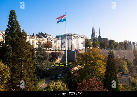 LUX, Lussemburgo, città di Lussemburgo, vista sul fiume valle Petrusse al centro della città con la cattedrale di Notre-dame, bas Foto Stock