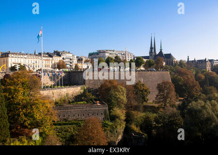 LUX, Lussemburgo, città di Lussemburgo, vista sul fiume valle Petrusse al centro della città con la cattedrale di Notre-dame, bas Foto Stock