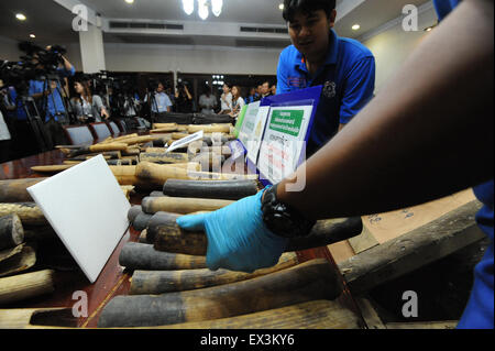 Bangkok, Tailandia. 6 Luglio, 2015. Thai i doganieri visualizzare confiscato il contrabbando di elefante africano zanne prima di una conferenza stampa presso il dipartimento doganale a Bangkok, Thailandia, Luglio 6, 2015. Le Autorità thailandesi hanno sequestrato più di 100 pezzi di contrabbando di avorio zanne, del peso di circa 250 kg con un valore stimato di 10 milioni di baht tailandese (circa 295,500 dollari USA). Credito: Rachen Sageamsak/Xinhua/Alamy Live News Foto Stock