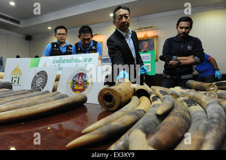 Bangkok, Tailandia. 6 Luglio, 2015. Thai i doganieri visualizzare confiscato il contrabbando di elefante africano zanne prima di una conferenza stampa presso il dipartimento doganale a Bangkok, Thailandia, Luglio 6, 2015. Le Autorità thailandesi hanno sequestrato più di 100 pezzi di contrabbando di avorio zanne, del peso di circa 250 kg con un valore stimato di 10 milioni di baht tailandese (circa 295,500 dollari USA). Credito: Rachen Sageamsak/Xinhua/Alamy Live News Foto Stock