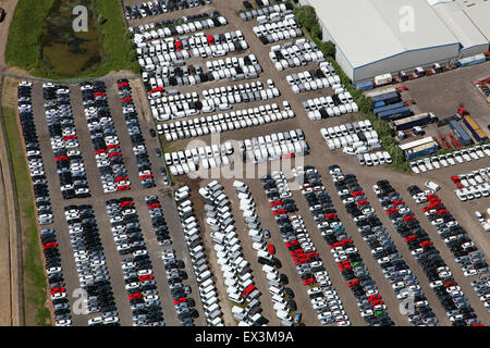 Vista aerea di automobili parcheggiate e furgoni al di fuori di una fabbrica a Stoke on Trent, Regno Unito Foto Stock