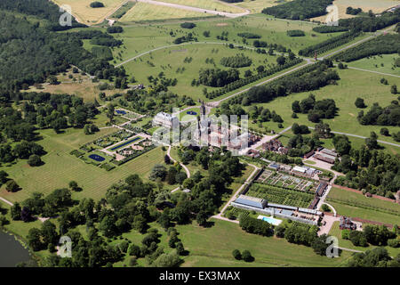 Vista aerea di Eaton Hall del Duca di Westminster Station Wagon Eaton nel Cheshire, Regno Unito Foto Stock
