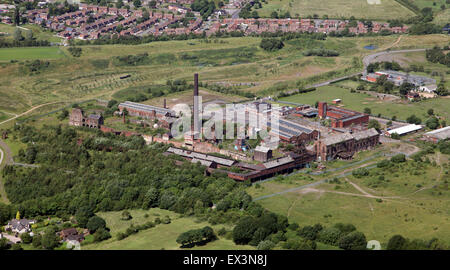 Vista aerea di un dismesse fabbrica abbandonati in un semi posizione rurale nel nord dell'Inghilterra, Regno Unito Foto Stock
