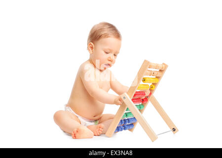 Studio shot di un adorabile baby giocando con un abaco seduto sul pavimento isolato su sfondo bianco Foto Stock